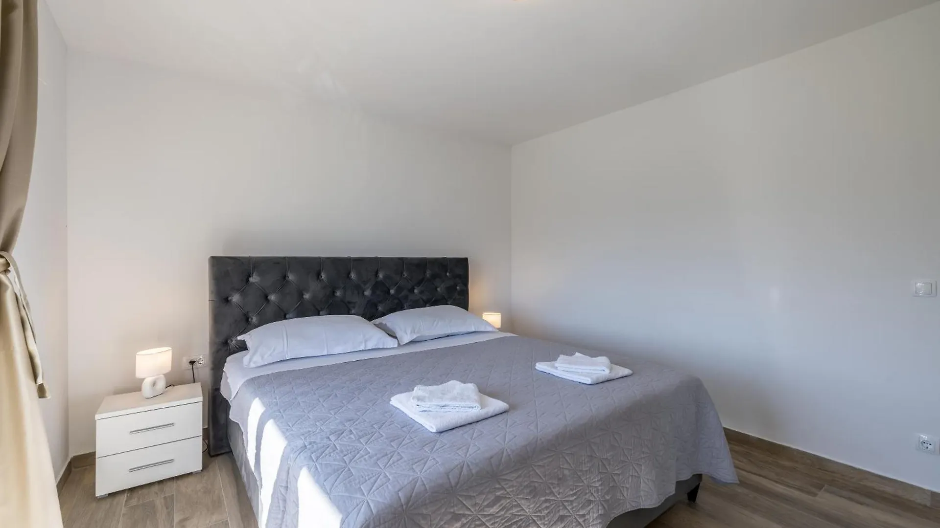 Luxury Stunning View Apartment Josipa Turanj 0*,